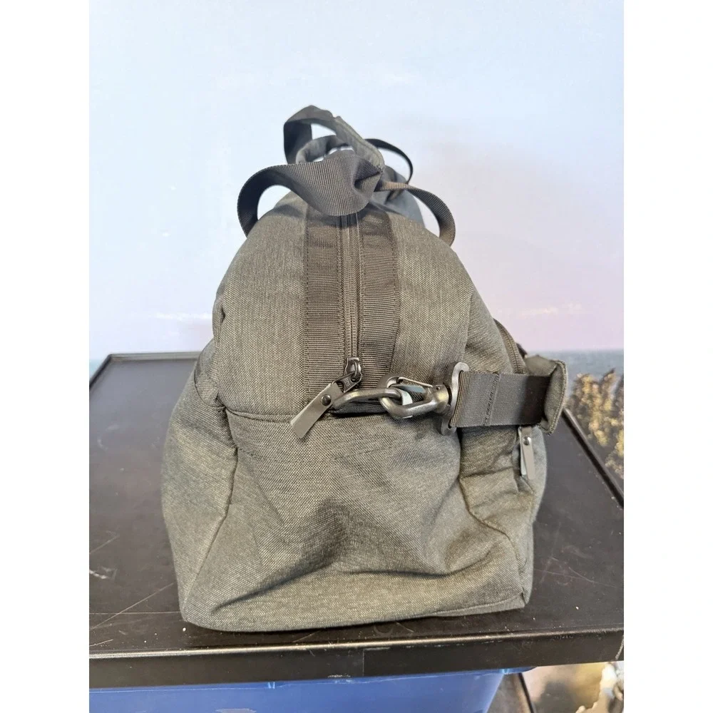 Travis Mathew Duffle 2.0 Bag NAME : DUFFEL 2.0 STYLE: 1MAB006COLOR: BLACK